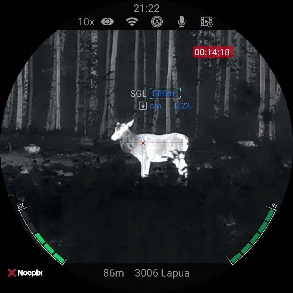 Nocpix Ace S60R termālā tēmēkļa displeja attēls ar tālmēru un balistisko kalkulatoru medībās
